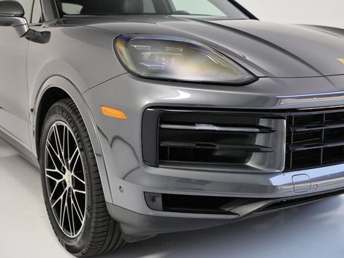 Used 2024 Porsche Cayenne AWD/4WD image 17