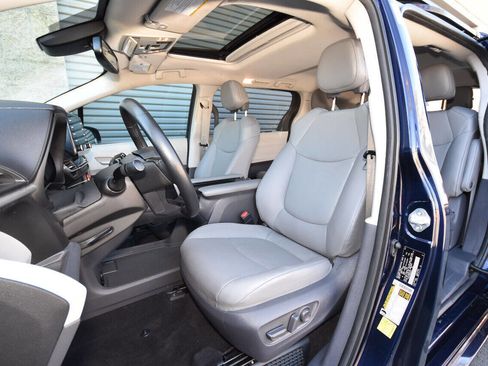 Used 2021 Toyota Sienna XLE FWD image 14