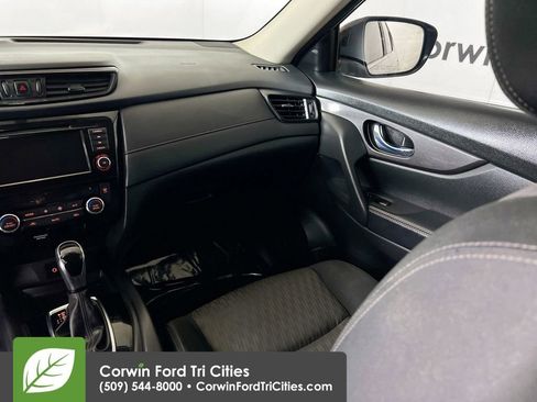 Used 2018 Nissan Rogue SV image 26