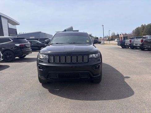 Used 2019 Jeep Grand Cherokee Altitude image 3