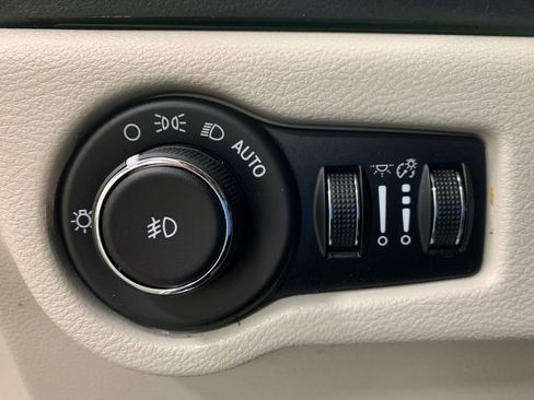 Used 2018 Chrysler Pacifica Touring-L Plus w/ Tire & Wheel Group image 16