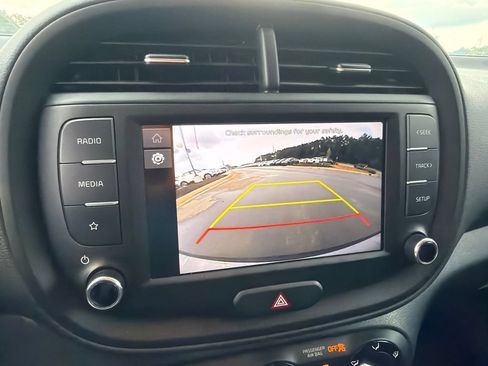 Used 2025 Kia Soul LX w/ LX Technology Package FWD image 29
