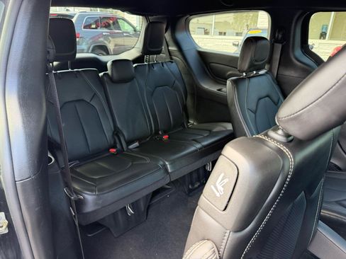 Used 2025 Chrysler Pacifica Select FWD image 16