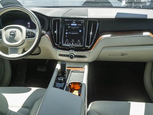 Used 2022 Volvo XC60 B5 Momentum w/ Climate Package FWD image 15