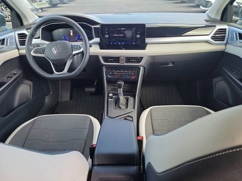 Certified 2025 Volkswagen Taos SE FWD image 2