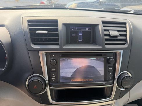 Used 2013 Toyota Highlander Plus AWD/4WD image 23