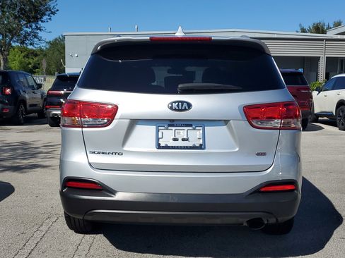 Used 2018 Kia Sorento LX image 6