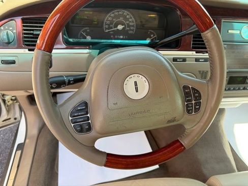 Used 2004 Lincoln Town Car Ultimate RWD image 16