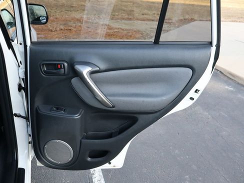 Used 2005 Toyota RAV4 4WD image 25