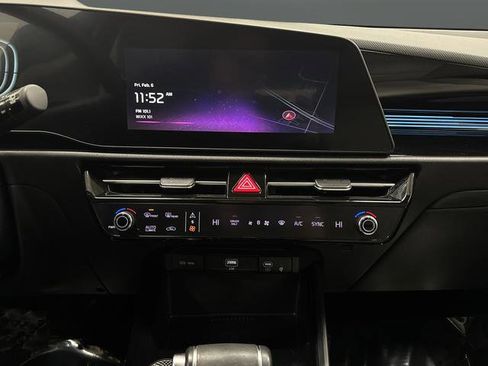 Used 2023 Kia Niro EX image 8
