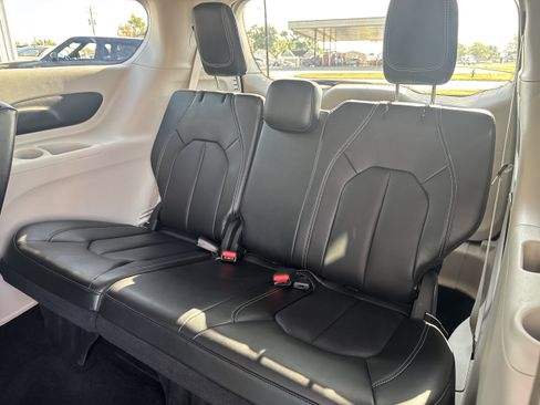 Used 2024 Chrysler Pacifica Touring-L FWD image 6