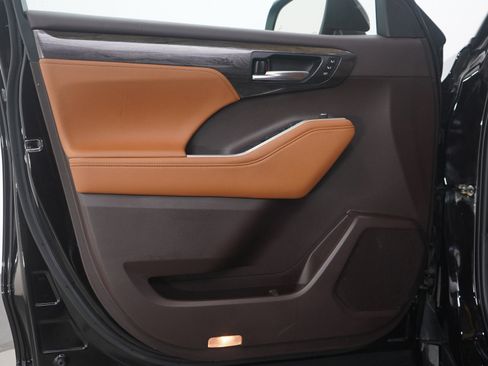 Used 2021 Toyota Highlander Platinum image 19