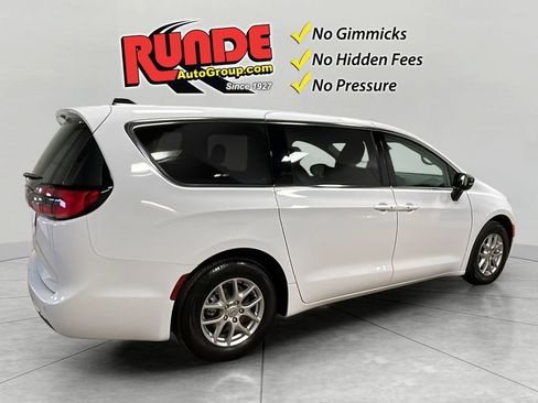 Used 2024 Chrysler Pacifica Touring-L image 5