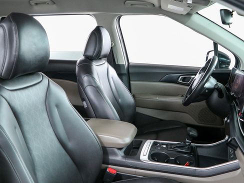 Used 2025 Kia Carnival FWD image 27