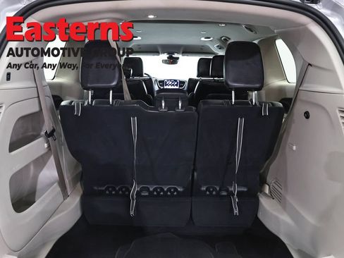 Used 2024 Chrysler Pacifica Touring-L FWD image 9