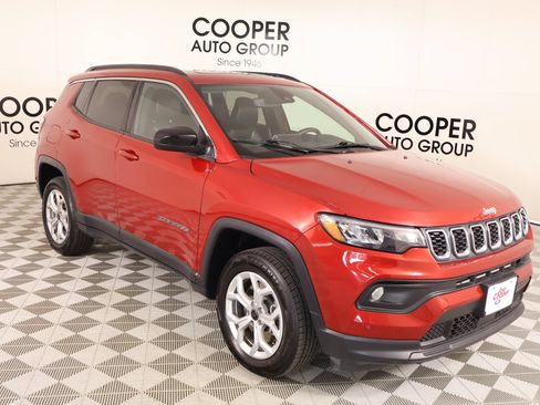 Used 2025 Jeep Compass Latitude w/ Sun & Sound Group AWD/4WD image 1