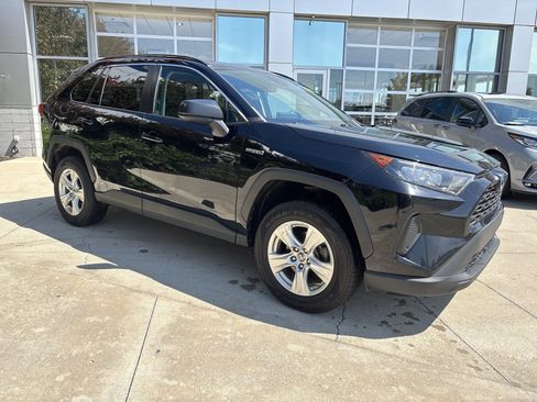 Used 2021 Toyota RAV4 LE AWD/4WD image 2