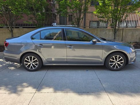 Used 2017 Volkswagen Jetta SE FWD image 4