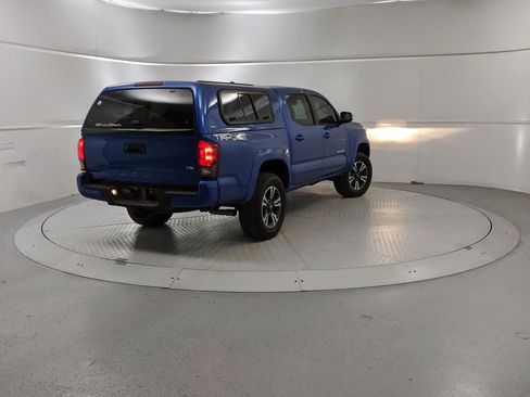 Used 2018 Toyota Tacoma TRD Sport image 3