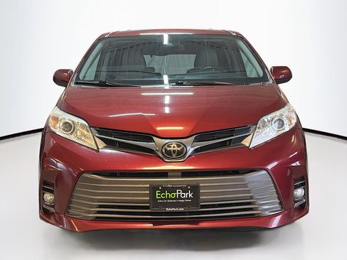 Used 2019 Toyota Sienna XLE image 2