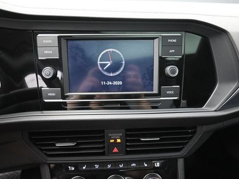Used 2024 Volkswagen Jetta SE w/ Panoramic Sunroof Package FWD image 9