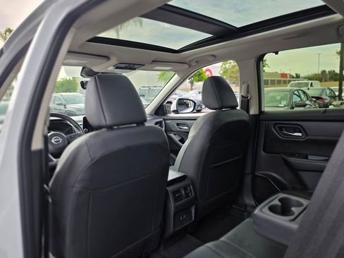 Used 2024 Nissan Rogue SV w/ SV Premium Package image 18