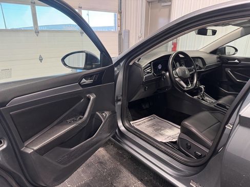 Used 2023 Volkswagen Jetta SE image 7