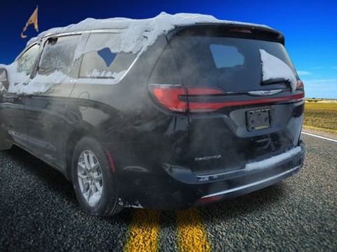 Certified 2024 Chrysler Pacifica Touring-L image 2