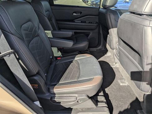Used 2023 Nissan Pathfinder Platinum image 13