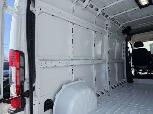 Used 2025 RAM ProMaster 2500 w/ Convenience Group image 12