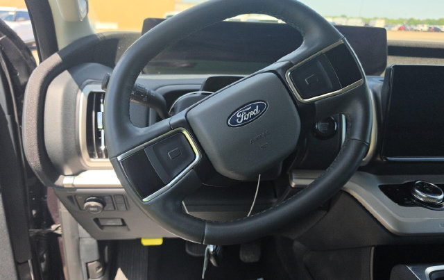 Used 2025 Ford Expedition Active AWD/4WD image 7