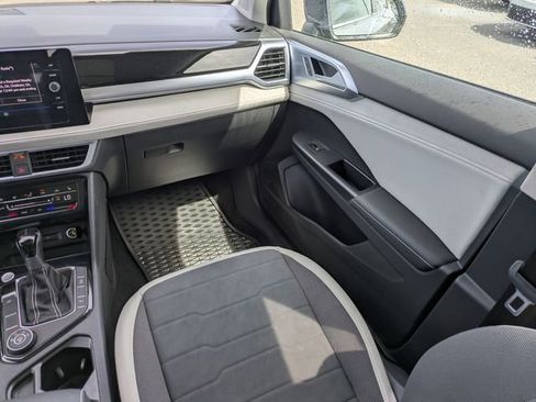 Certified 2025 Volkswagen Taos SE image 17