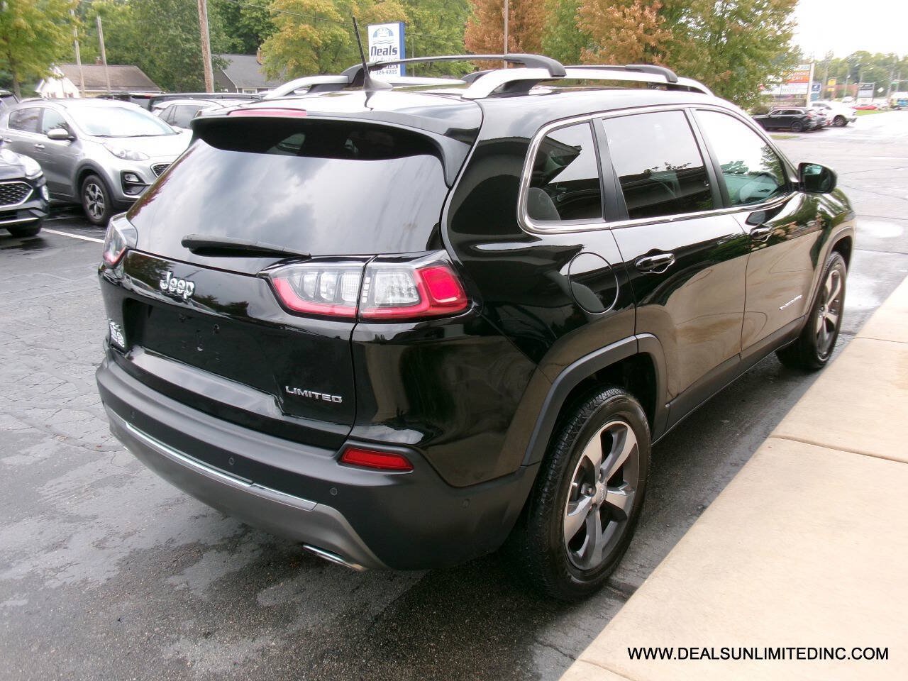 Used 2019 Jeep Cherokee Limited w/ Technology Group AWD/4WD image 3
