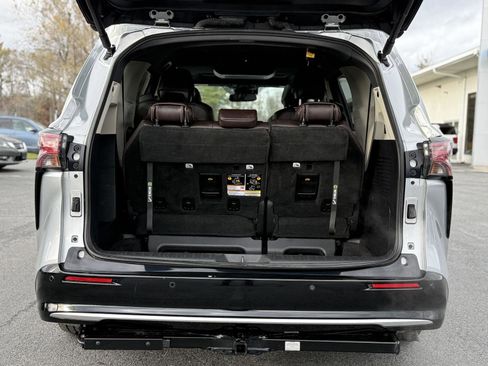 Used 2022 Toyota Sienna Platinum image 11