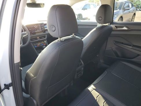 New 2026 Volkswagen Taos SE image 10