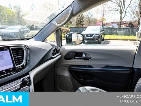 Used 2024 Chrysler Pacifica Touring-L image 37