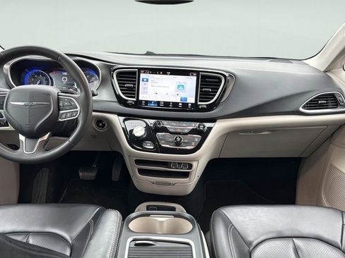 Used 2023 Chrysler Pacifica Touring-L FWD image 13