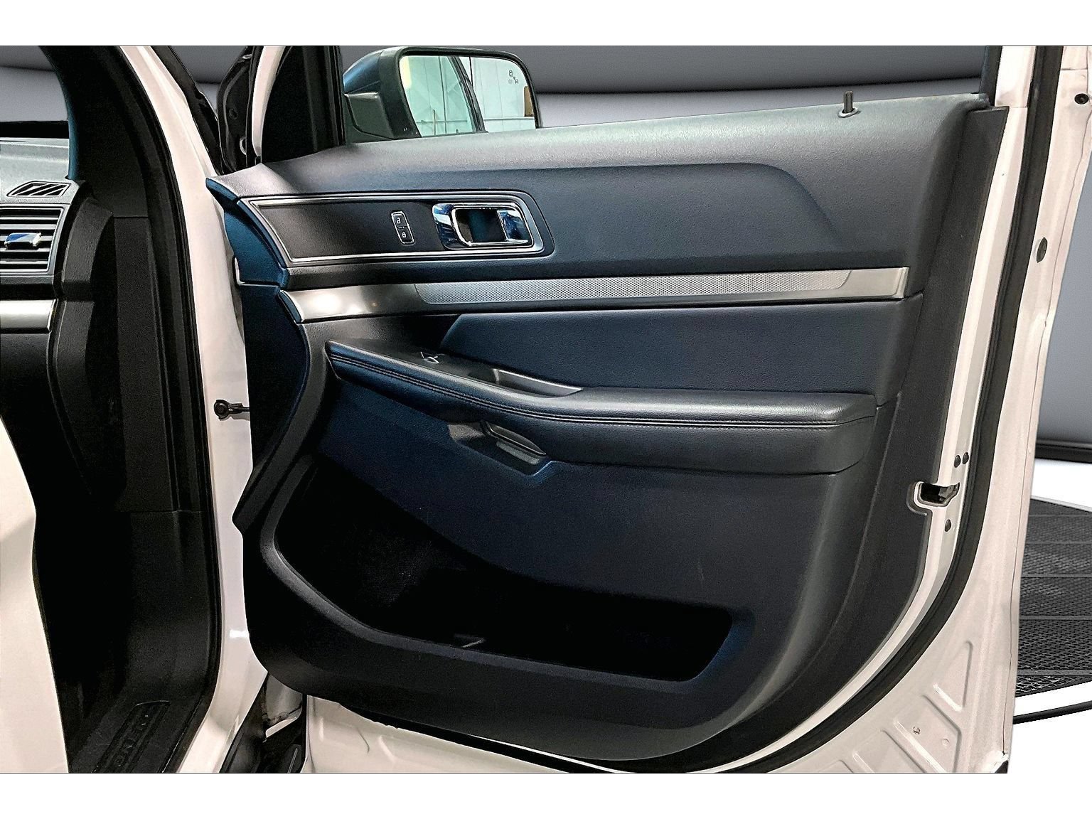 Used 2019 Ford Explorer XLT w/ Equipment Group 201A AWD/4WD image 46