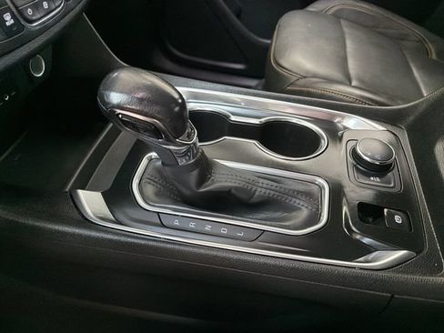 Used 2021 Chevrolet Traverse LT FWD image 25