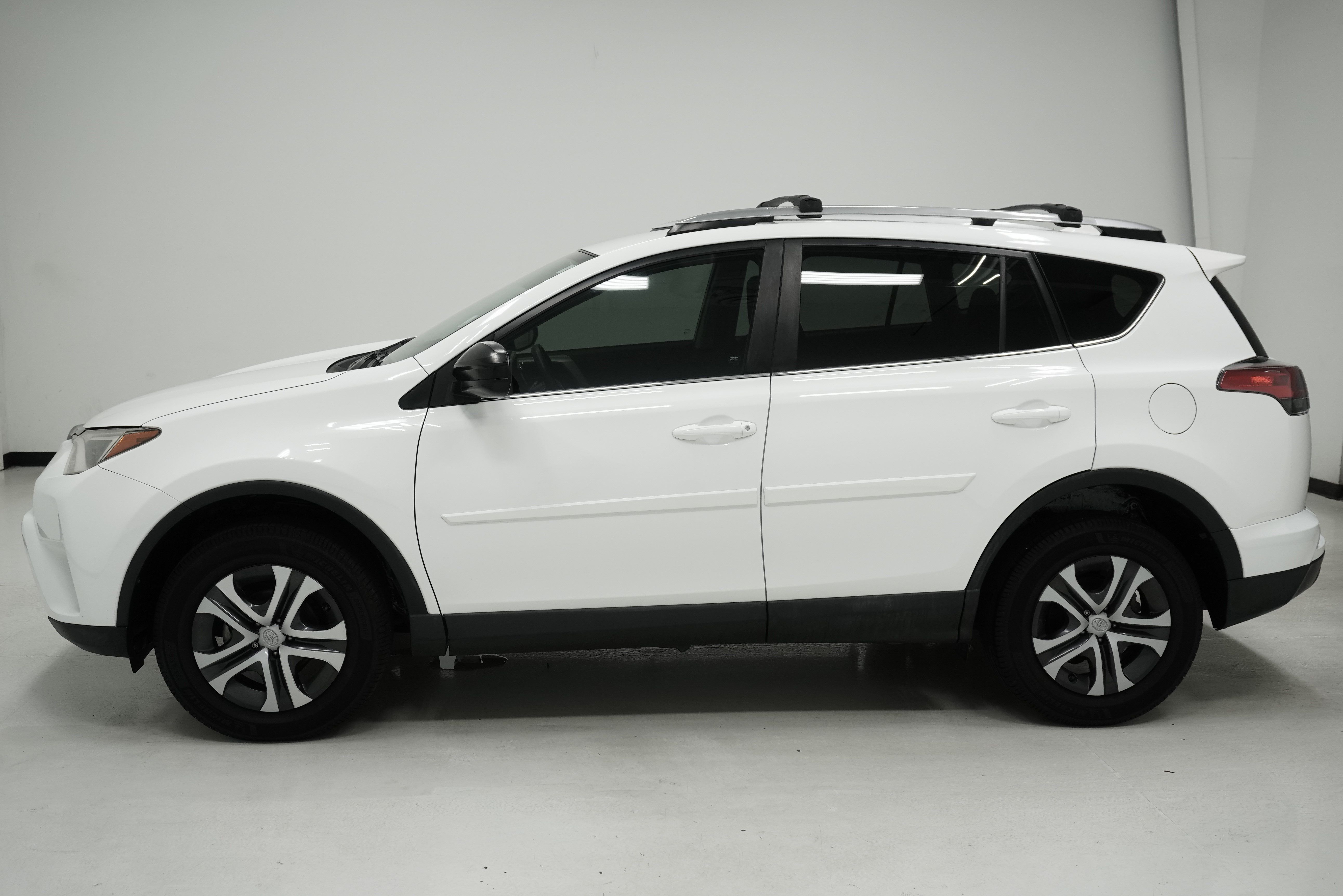Used 2017 Toyota RAV4 LE FWD image 7