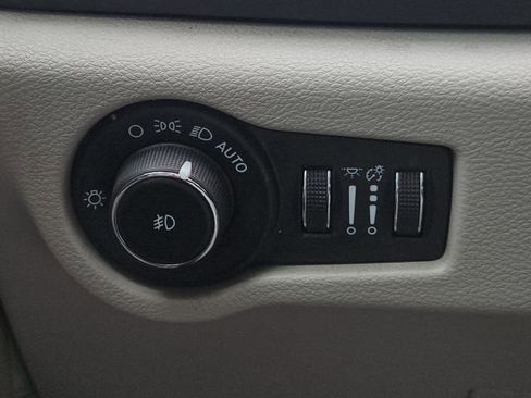 Used 2024 Chrysler Pacifica Touring-L FWD image 27