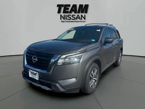 Used 2022 Nissan Pathfinder SL image 3