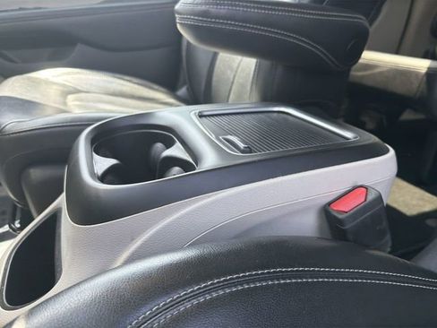Used 2022 Chrysler Pacifica Touring-L FWD image 20