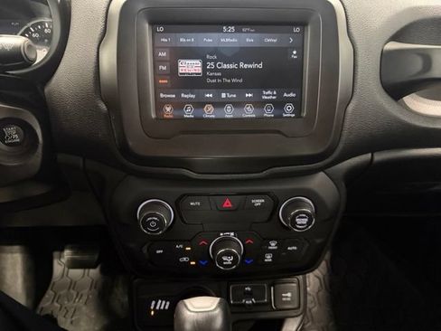 Used 2018 Jeep Renegade Limited AWD/4WD image 16