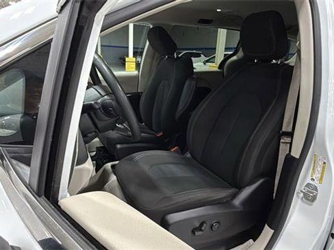 Used 2022 Chrysler Voyager LX image 11