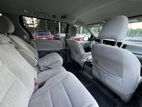 Used 2020 Toyota Sienna LE w/ LE Preferred Package FWD image 11