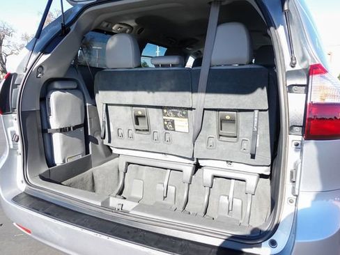 Certified 2019 Toyota Sienna XLE image 32