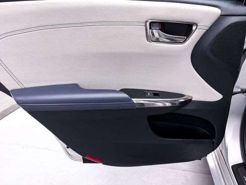 Used 2013 Toyota Avalon Limited w/ Technology Pkg FWD image 28