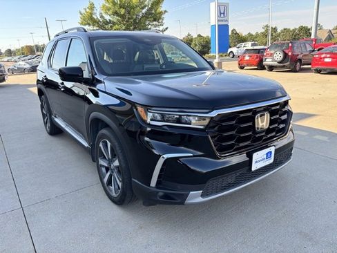 Certified 2023 Honda Pilot Touring image 3