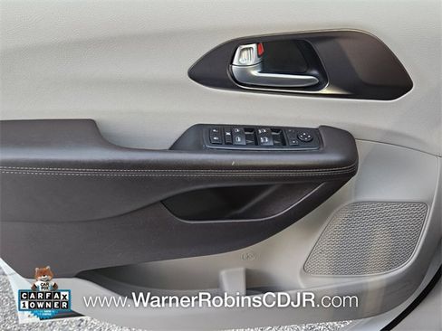 Used 2018 Chrysler Pacifica Touring-L image 32